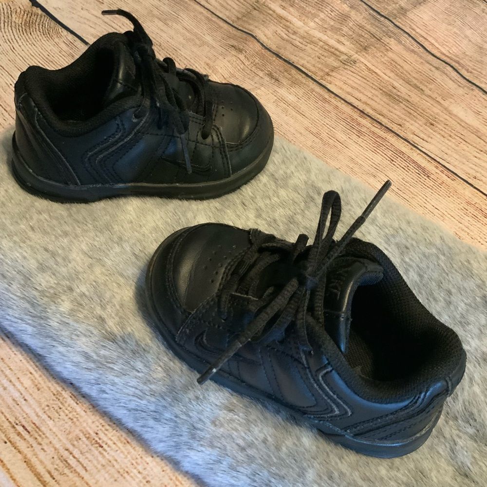 Nike Kids Black Sneakers Size 6C